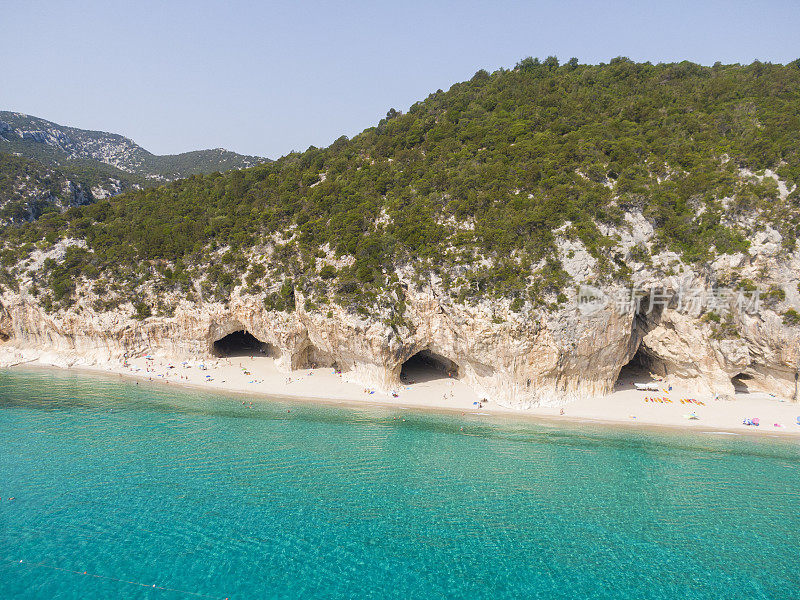 意大利撒丁岛，Cala Luna洞穴附近，沿着海岸有无尽的沙滩。